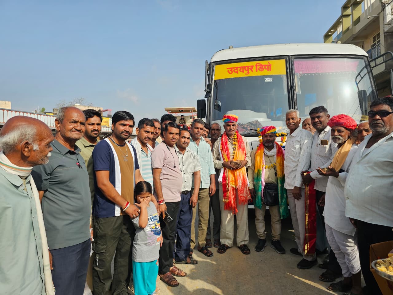 डूंगला में नव संचालित रोडवेज बस का किया स्वागत